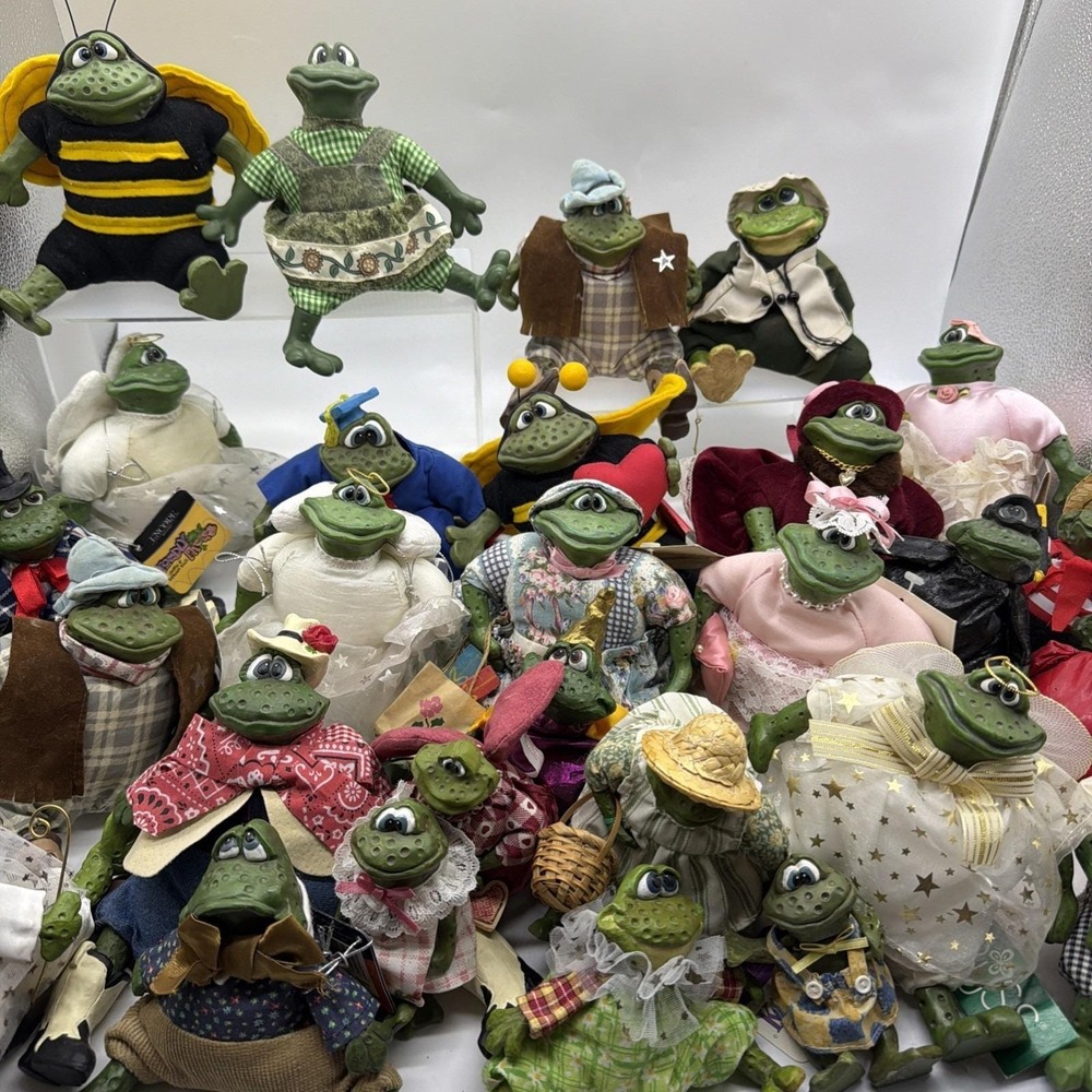 Vintage Russ Berrie Critter Lot Of 28 Resin Frog Plush Shelf Sitters - Picture 14 of 16